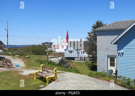 Ein Blick auf die bunte, weatherboard Häuser verstreut in der Landschaft am malerischen Fischerdorf Peggy's Cove, Nova Scotia, Kanada Stockfoto