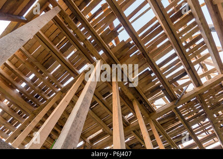 Neue Holz- Haus im Bau. In der Nähe von Wänden und Dach Rahmen aus Brettern, Balken und Bretter von Innen. Ökologische home der natürlichen Materia Stockfoto