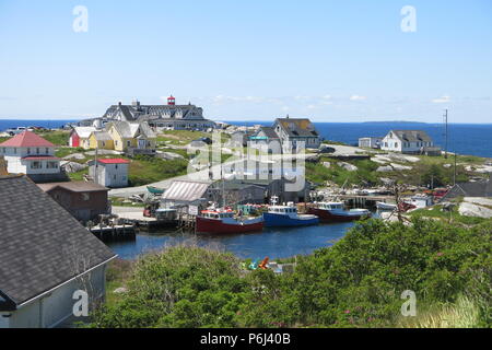 Ein Blick auf den Hafen im malerischen Fischerdorf Peggy's Cove, Nova Scotia, Kanada Stockfoto