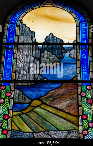 Großbritannien, Shetland, Fair Isle. Kirche von Schottland Kirk, Glasfenster. Das Fenster Detail mit malerischen Küste. Stockfoto