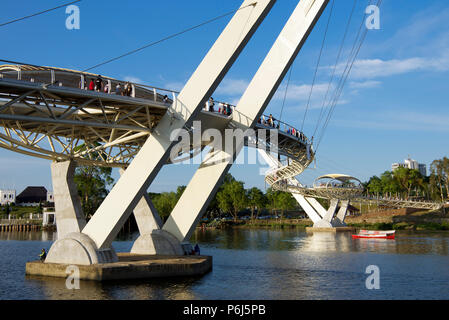 Harmonie aka Golden Fußgängerbrücke spanning eröffnet 2017 Fluss Sarawak Kuching, Sarawak, Malaysia Stockfoto