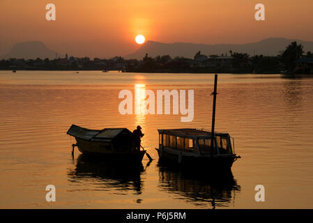 Friedliche Szene zwei Boote und Silhouette boatman Sarawak River bei Sonnenuntergang Kuching, Sarawak, Malaysia Stockfoto