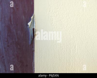 Die Farbe blätterte von der Wand ab. Konzept: Minimalismus in der Fotografie. Stockfoto