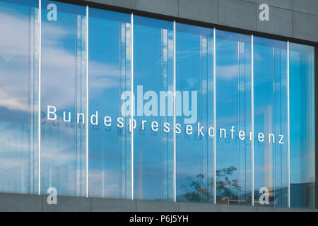 Berlin, Deutschland - Juni 2018: Das Haus der Bundespressekonferenz (deutsch: Bundespressekonferenz) Gebäude Fassade in Berlin, Deutschland Stockfoto