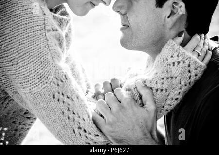 Paar der kaukasischen Modell Mann und Frau Hug und Liebe mit Leidenschaft selbst unter und in der Nähe übernachten Lippen Lippen. Little Smile und zusammen in einem t Stockfoto