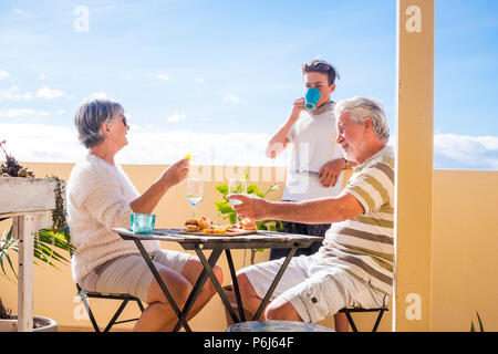 Familie Glück Freizeit Outdoor Konzept für Großväter und Großmutter und Teenager Neffe in einige Male zusammen auf der Terrasse rooft Stockfoto