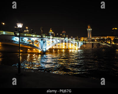 China, Tianjin - September 2017: hell erleuchtete Brücke im Zentrum der Stadt Tianjin Stockfoto