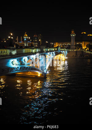 China, Tianjin - September 2017: hell erleuchtete Brücke im Zentrum der Stadt Tianjin Stockfoto