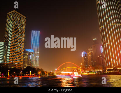 Nacht Blick von der Promenade auf der modernen beleuchteten Gebäuden neben dem Hai River Stockfoto