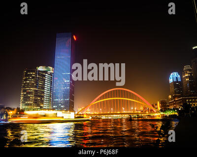 Nacht Blick von der Promenade auf der modernen beleuchteten Gebäuden neben dem Hai River Stockfoto