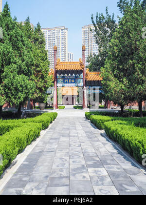 Traditionelle Chinesische Torbogen in den Konfuzius Tempel in Tianjin, China, Stockfoto