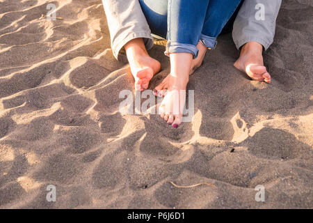 Umarmte Füße im Sommer sonnigen Tag am Strand für Urlaub oder Freizeit zusammen in Paar. Liebe und Beziehung Konzept mit Mann und Frau t