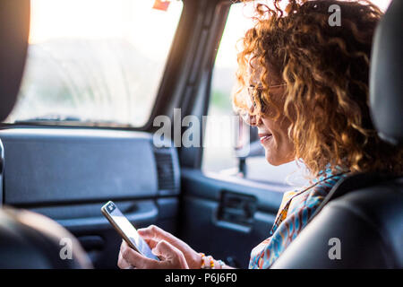 Schönen kaukasischen mittleren Alter lady watch Smartphone social media im Internet zu überprüfen und Freunde zu finden. lesen Sie Nachrichten mithilfe von wifi Technologie tra Stockfoto