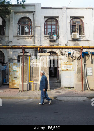 Tianjin, China - September 2017: Alter Mann in traditioneller Kleidung wandern in der Französischen Konzession in der Innenstadt von Tianjin Stockfoto