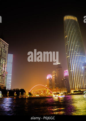 Nacht Blick von der Promenade auf der modernen beleuchteten Gebäuden neben dem Hai River Stockfoto