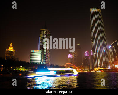 Nacht Blick von der Promenade auf der modernen beleuchteten Gebäuden neben dem Hai River Stockfoto