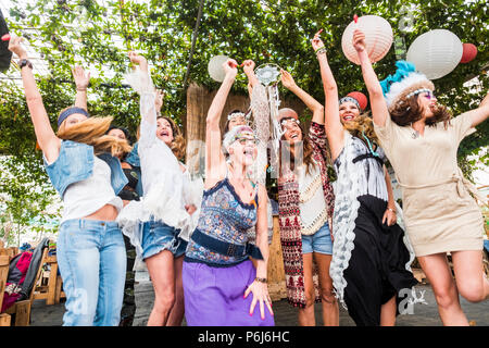 Gruppe von verrückten Frauen gemischtes Alter von jung bis alt Spaß haben und tanzen alle zusammen in einem Hippie style Event feiern Gruppe Personen Konzept mit Cl Stockfoto