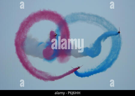 Royal Air Force display Team, die roten Pfeile in Richtung der Gast während der Airshow Lowestoft Meer rollen. Stockfoto