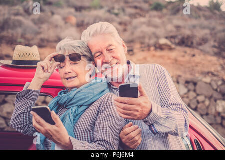 Schöner Mann und Frau Paar ältere reifen Smartphone outdoor Freizeit Aktivität Kontrolle Internet für E-Mails und Freunde zu kontaktieren. Ferienhäuser Stockfoto