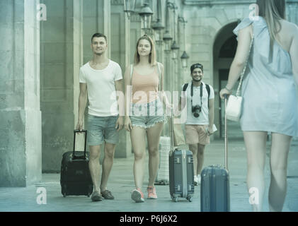 Reisende, die sich zu Fuß in der Stadt im Sommer Tag Stockfoto