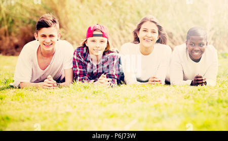 Gruppe der freudigen lächeln Teenager Freunde die Zeit draußen auf der Frühjahrstagung Stockfoto