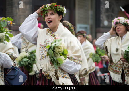 RIGA, Lettland, Juli 1, 2018: National Song und Dance Festival, feierliche Eröffnung Parade in der Hauptstadt mit allen Teilnehmern Stockfoto