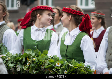 RIGA, Lettland, Juli 1, 2018: National Song und Dance Festival, feierliche Eröffnung Parade in der Hauptstadt mit allen Teilnehmern Stockfoto