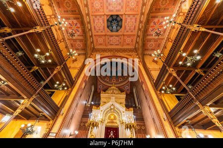 Innen in der Dohany Synagoge (Synagoge), größte Synagoge in Europa und der zweitgrößte weltweit. Stockfoto