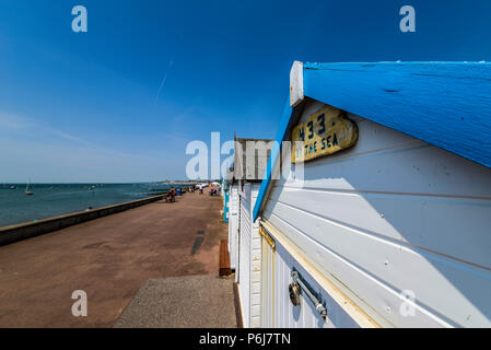 433 am Meer. Strandhütten entlang der Shoeburyness Küste an der Themse Mündung. Blauer Himmel Sommertag Stockfoto