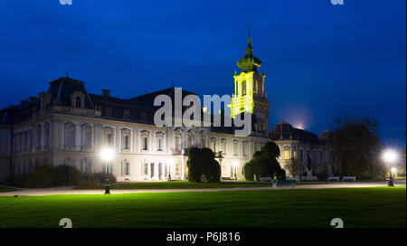 Beleuchtete Schloss Festetics in Keszthely ungarische Stadt bei Nacht Stockfoto