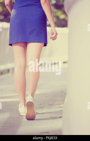 Frau Beine in weißen Slip-ons walkingalong moderne Stadt Brücke Stockfoto