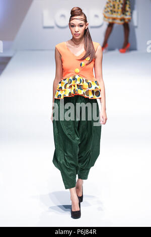 London, UK, August 2014, Ambiente Couture präsentiert ihre neue Kollektion in Afrika Fashion Week London 2014. Mariusz Goslicki/Alamy Stockfoto