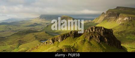 Ein Panorama Bild von der Quiraing auf der Isle of Skye auf einer Sommer morgen Stockfoto