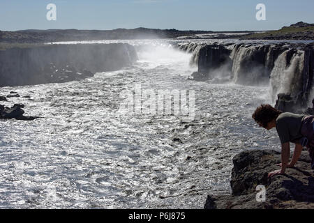Europas grösster Wasserfall Dettifoss auf Jokulsa eine Fjollum River Island Polargebiete. Touristen auf dem Weg zum Wasserfall Dettifoss in Vatnajökull National Stockfoto