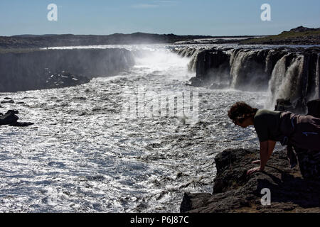 Europas grösster Wasserfall Dettifoss auf Jokulsa eine Fjollum River Island Polargebiete. Touristen auf dem Weg zum Wasserfall Dettifoss in Vatnajökull National Stockfoto