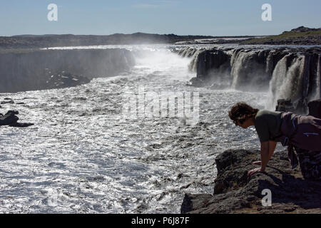 Europas grösster Wasserfall Dettifoss auf Jokulsa eine Fjollum River Island Polargebiete. Touristen auf dem Weg zum Wasserfall Dettifoss in Vatnajökull National Stockfoto