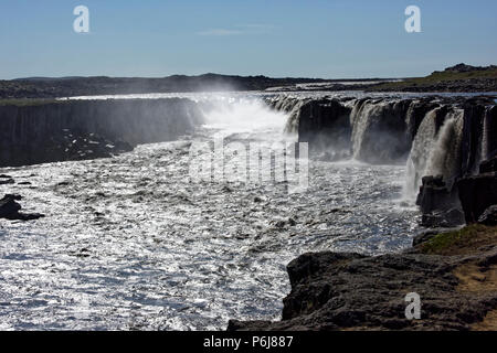 Europas grösster Wasserfall Dettifoss auf Jokulsa eine Fjollum River Island Polargebiete. Touristen auf dem Weg zum Wasserfall Dettifoss in Vatnajökull National Stockfoto