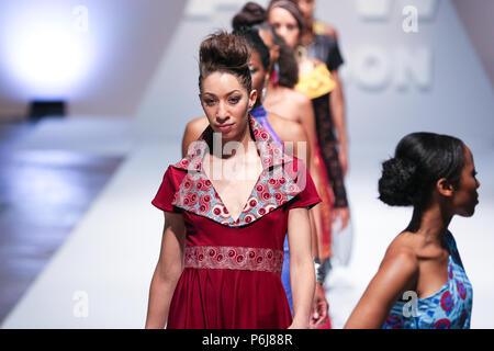 London, UK, August 2014, Ambiente Couture präsentiert ihre neue Kollektion in Afrika Fashion Week London 2014. Mariusz Goslicki/Alamy Stockfoto