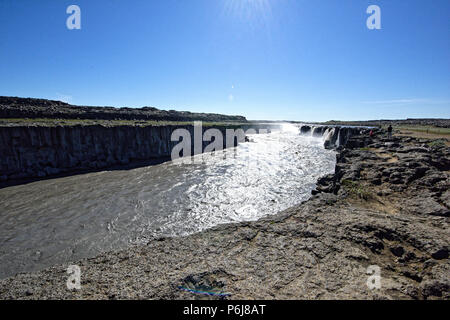 Europas grösster Wasserfall Dettifoss auf Jokulsa eine Fjollum River Island Polargebiete. Touristen auf dem Weg zum Wasserfall Dettifoss in Vatnajökull National Stockfoto