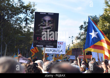 Oktober 21, 2017 - Barcelona, Spanien: Hunderttausende von pro-unabhängigkeit Katalanen ein paar Stunden Protest nach der spanischen Regierung angekündigt, dass sie mit Artikel 155 der spanischen Verfassung direkte Herrschaft durchzusetzen und den katalanischen Führer von der Macht entfernen. Manifestation de Masse des Katalanen en faveur de l'independance et la Befreiung des prisonniers politiques peu Apres l'Annonce que Madrid utilizerait l'article 155 de la Verfassung reprendre pour pour le controle du Gouvernement Katalanisch.*** FRANKREICH/KEINE VERKÄUFE IN DEN FRANZÖSISCHEN MEDIEN *** Stockfoto