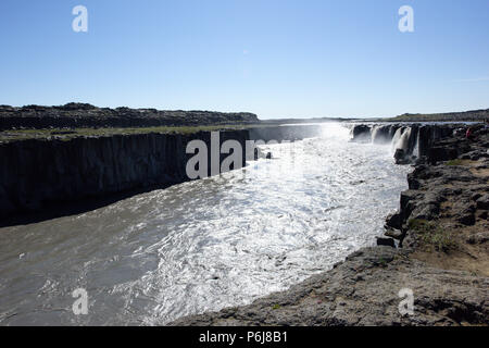 Europas grösster Wasserfall Dettifoss auf Jokulsa eine Fjollum River Island Polargebiete. Touristen auf dem Weg zum Wasserfall Dettifoss in Vatnajökull National Stockfoto