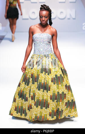 London, UK, August 2014, Limelight präsentiert ihre neue Kollektion in Afrika Fashion Week London 2014. Mariusz Goslicki/Alamy Stockfoto