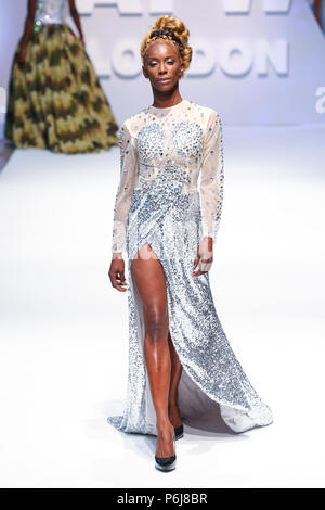London, UK, August 2014, Limelight präsentiert ihre neue Kollektion in Afrika Fashion Week London 2014. Mariusz Goslicki/Alamy Stockfoto