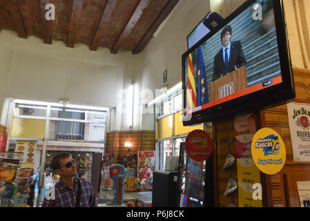 Oktober 28, 2017 - Barcelona, Spanien: Der ehemalige Führer der katalanischen Region, Carles Puigdemont, erscheint auf einem TV-Bildschirm in einer Bar, als er eine Rede drängen "friedlichen Opposition' zu 'sMadrid Übernahme nach der einseitigen Erklärung der Unabhängigkeit bietet. Carles Puigdemont lors d'un Discours im Fernsehen eine incitant Les Catalans s'opposer de maniere Pacifique la Reprise de main par Madrid Suite a la Erklärung unilaterale d'independance.*** FRANKREICH/KEINE VERKÄUFE IN DEN FRANZÖSISCHEN MEDIEN *** Stockfoto