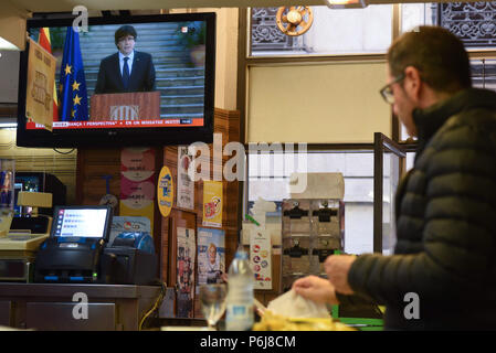 Oktober 28, 2017 - Barcelona, Spanien: Der ehemalige Führer der katalanischen Region, Carles Puigdemont, erscheint auf einem TV-Bildschirm in einer Bar, als er eine Rede drängen "friedlichen Opposition' zu 'sMadrid Übernahme nach der einseitigen Erklärung der Unabhängigkeit bietet. Carles Puigdemont lors d'un Discours im Fernsehen eine incitant Les Catalans s'opposer de maniere Pacifique la Reprise de main par Madrid Suite a la Erklärung unilaterale d'independance.*** FRANKREICH/KEINE VERKÄUFE IN DEN FRANZÖSISCHEN MEDIEN *** Stockfoto