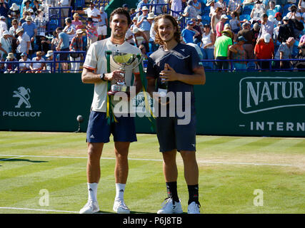 Devonshire Park, Eastbourne, Großbritannien. 30. Juni, 2018. Natur Tal International Tennis; Mischa Zverev (GER) mit seinem siegertrophäe nach der mens letzte Single mit Läufer oben Lukas Lacko (SVK) &#xa0; Quelle: Aktion plus Sport/Alamy leben Nachrichten Stockfoto