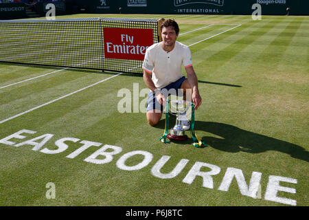 Devonshire Park, Eastbourne, Großbritannien. 30. Juni, 2018. Natur Tal International Tennis; Mischa Zverev (GER) mit seinem Siegertrophäe nach dem Gewinn der Mens Singles final Credit: Aktion plus Sport/Alamy leben Nachrichten Stockfoto