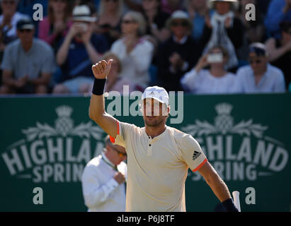 Devonshire Park, Eastbourne, Großbritannien. 30. Juni, 2018. Natur Tal International Tennis; Mischa Zverev (GER) feiert nach dem Gewinn der mens einzigen endgültigen Gutschrift: Aktion plus Sport/Alamy leben Nachrichten Stockfoto