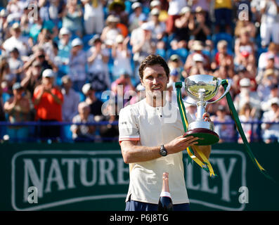 Devonshire Park, Eastbourne, Großbritannien. 30. Juni, 2018. Natur Tal International Tennis; Mischa Zverev (GER) mit seinem Siegertrophäe nach dem Gewinn der Mens Singles final Credit: Aktion plus Sport/Alamy leben Nachrichten Stockfoto