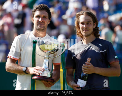 Devonshire Park, Eastbourne, Großbritannien. 30. Juni, 2018. Natur Tal International Tennis; Mischa Zverev (GER) mit seinem siegertrophäe nach der mens letzte Single mit Läufer oben Lukas Lacko (SVK) Credit: Aktion plus Sport/Alamy leben Nachrichten Stockfoto